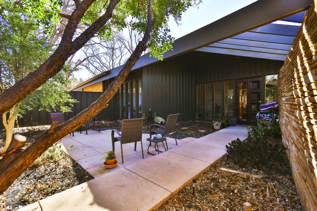 Entry courtyard - 1450 Tanglewood, Abilene, TX 79605